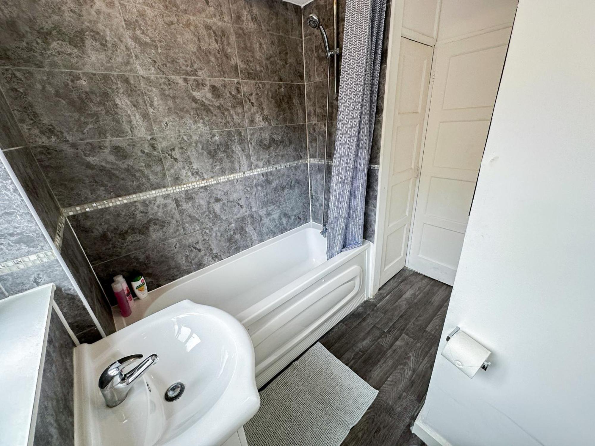Apartment Vibrant 3 Bedrooms Flat With Private Balcony Near Finsbury Park, Wood Green
