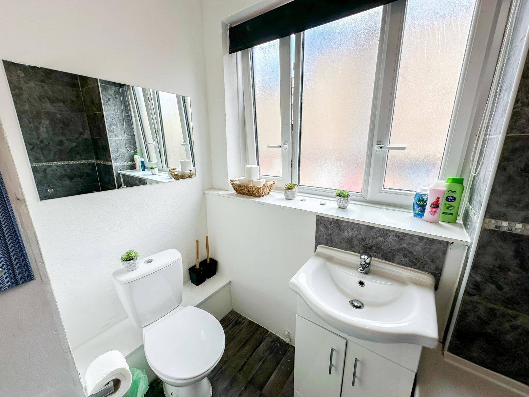 Vibrant 3 Bedrooms Flat With Private Balcony Near Finsbury Park, Wood Green Apartment London