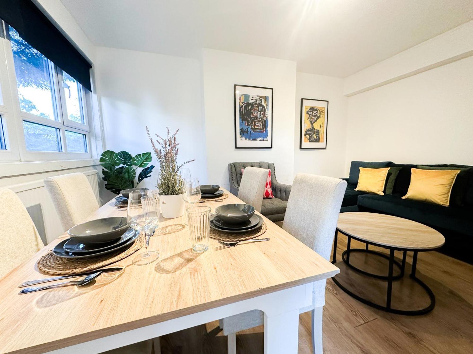 Vibrant 3 Bedrooms Flat With Private Balcony Near Finsbury Park, Wood Green * London