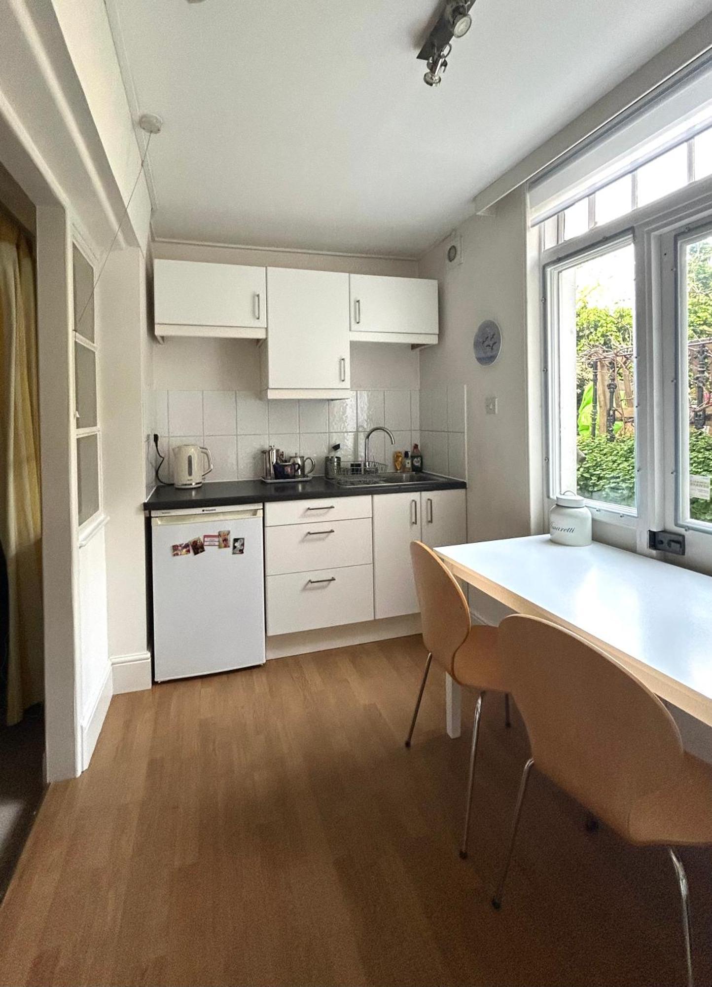 Spacious Comfortable Flat With Free Parking In East Finchley, Muswell Hill & Close To Alexandra Palace *
