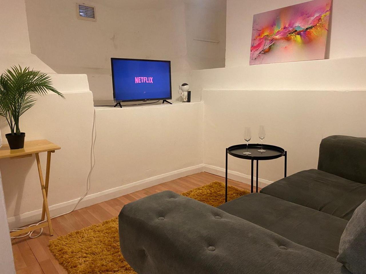 Entire 2 Bed Flat 10 Mins To Londres