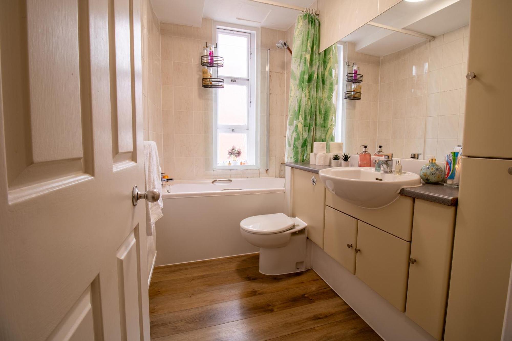 Cosy 2-bedroom In Mayfair 8cb - 4th Floor No Elevator Apartment *