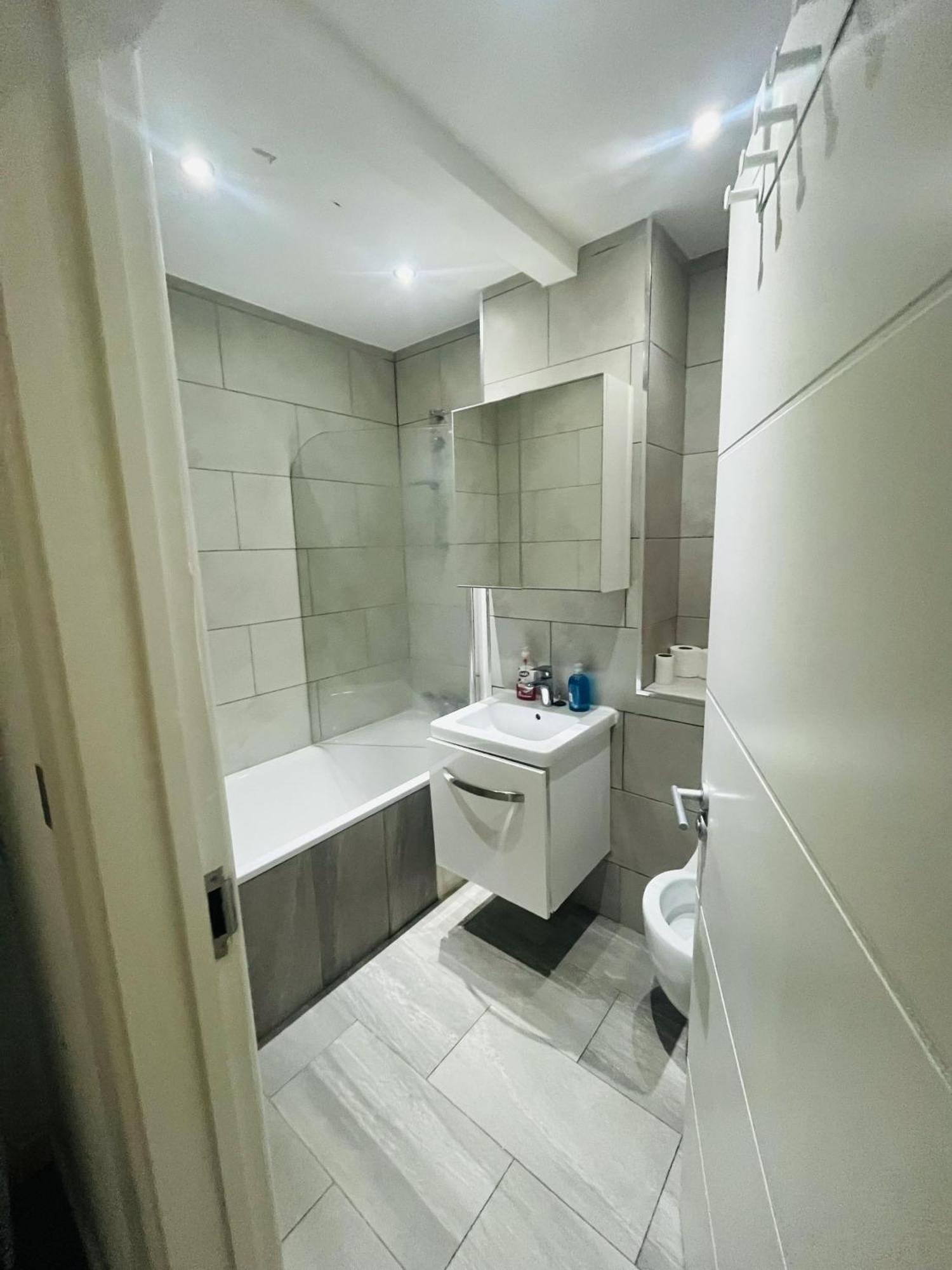 Immaculate 2-bed In Appartement *