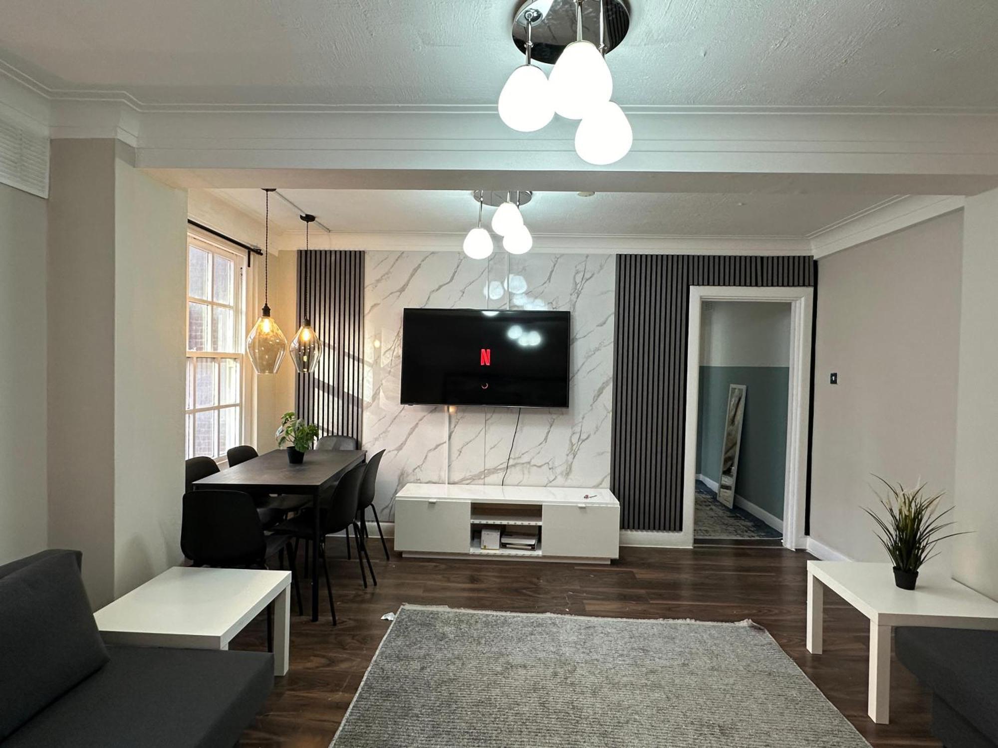 Two Bedroom Near Hyde Park