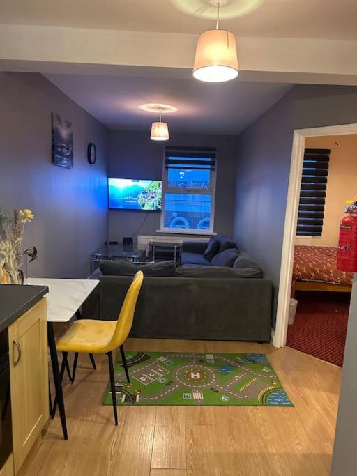 Apartment Lovely Woodford One Bedroom *