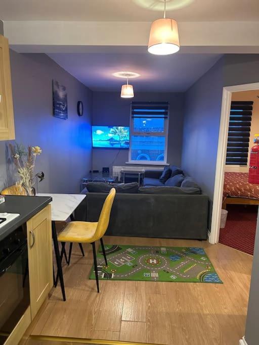 Apartment Lovely Woodford One Bedroom *