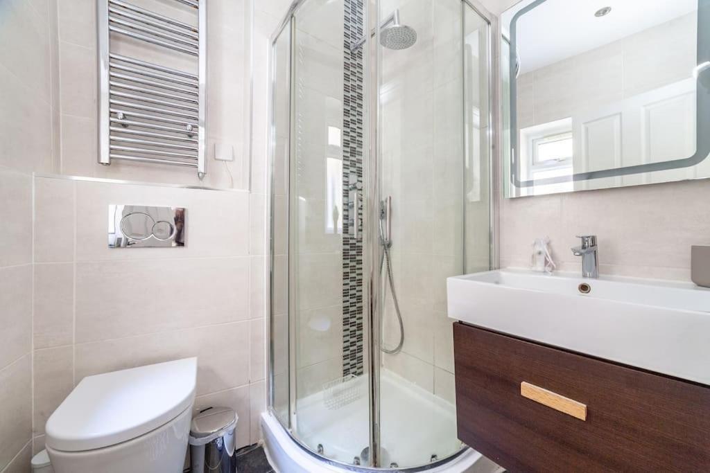 Spacious Retreat 2-bed In Popular Camden Town *
