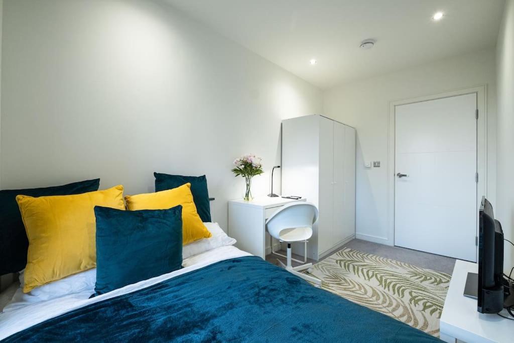 Luxury Penthouse In Canary Wharf - 3 Bedroom / 2 Bathroom Apartment