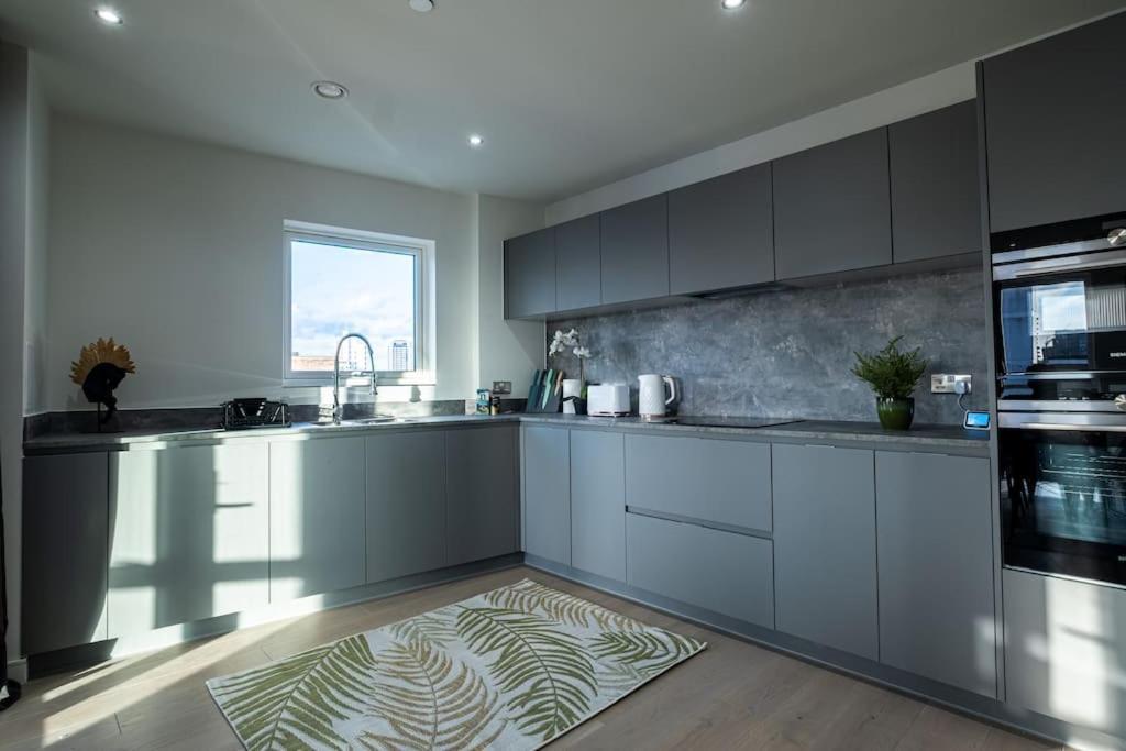 Luxury Penthouse In Canary Wharf - 3 Bedroom / 2 Bathroom * London