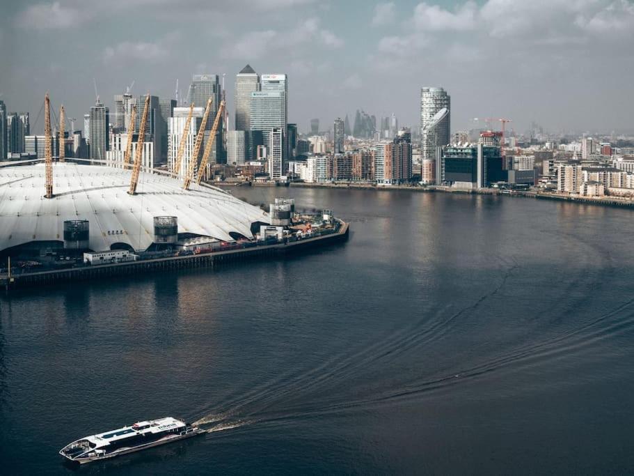 Luxury Penthouse In Canary Wharf - 3 Bedroom / 2 Bathroom Apartment London