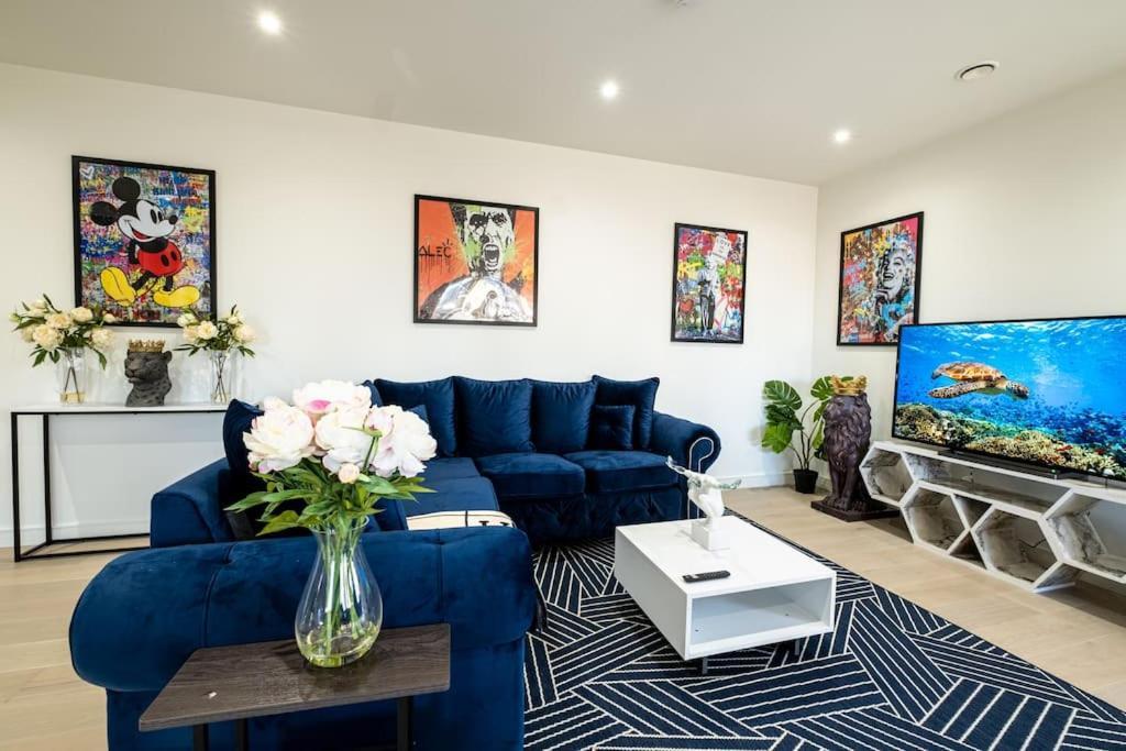 Luxury Penthouse In Canary Wharf - 3 Bedroom / 2 Bathroom Apartment