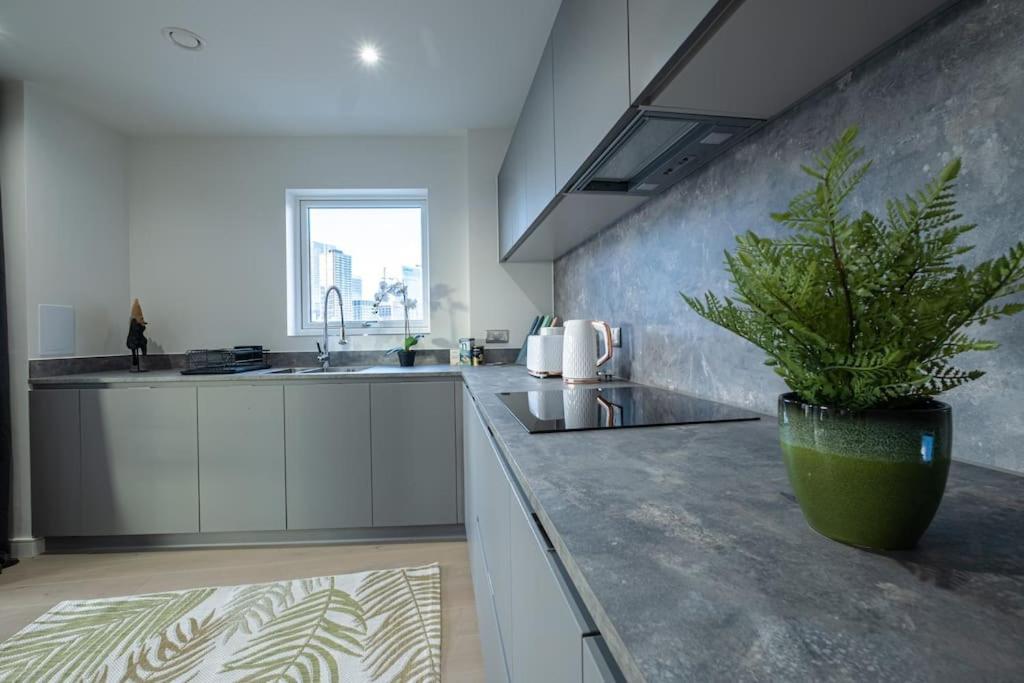 Apartment Luxury Penthouse In Canary Wharf - 3 Bedroom / 2 Bathroom *