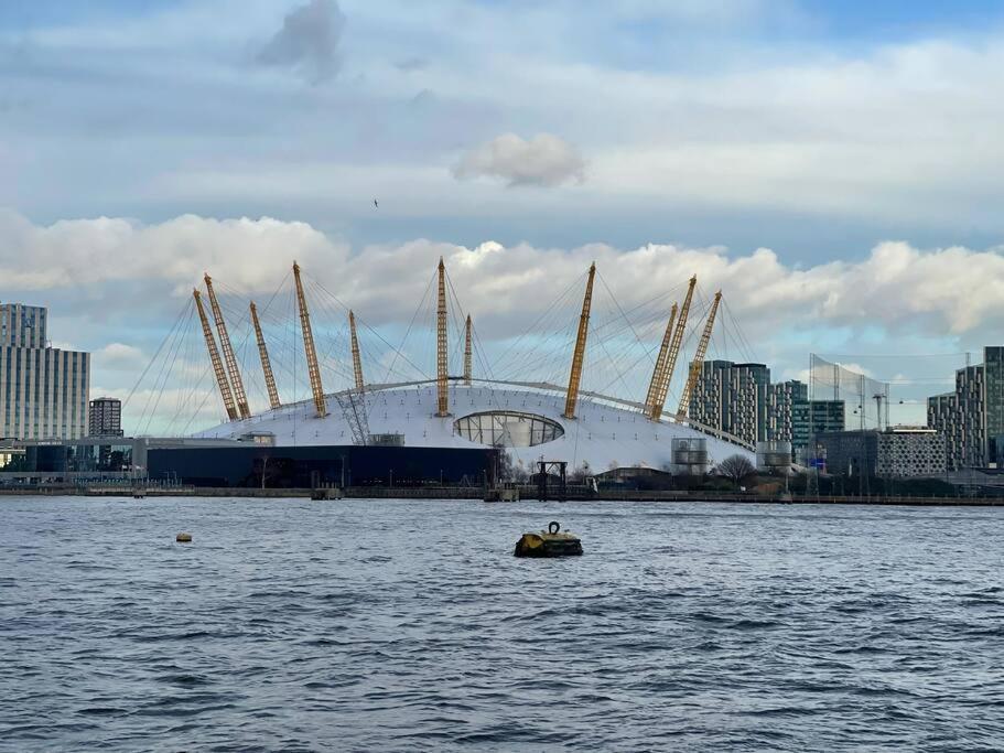 Luxury Penthouse In Canary Wharf - 3 Bedroom / 2 Bathroom Apartment London