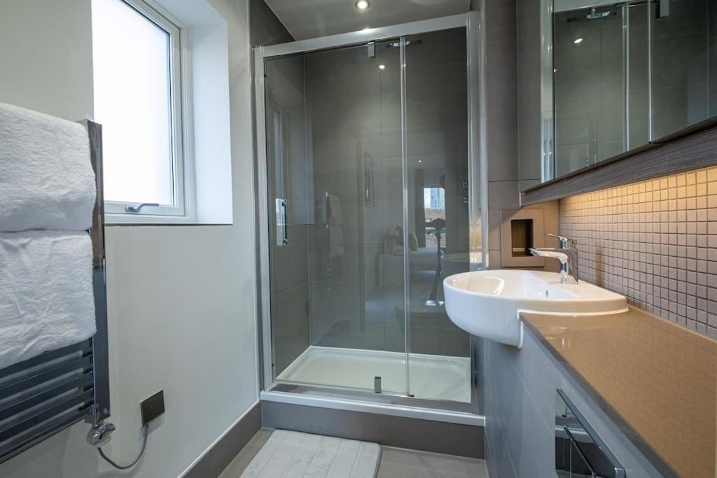 Luxury Penthouse In Canary Wharf - 3 Bedroom / 2 Bathroom Apartment *