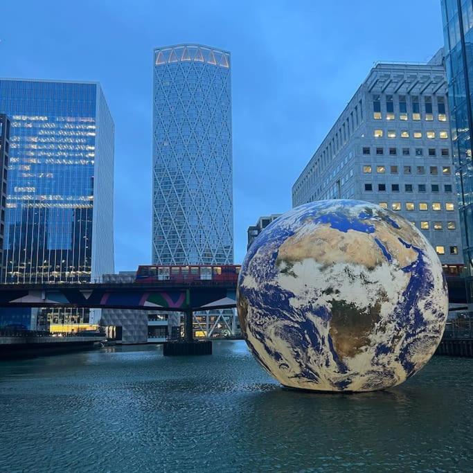 Luxury Penthouse In Canary Wharf - 3 Bedroom / 2 Bathroom Apartment *