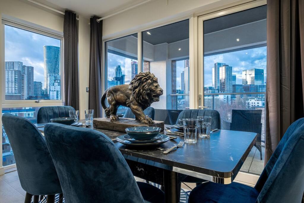 Luxury Penthouse In Canary Wharf - 3 Bedroom / 2 Bathroom * London