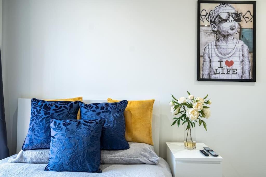 Luxury Penthouse In Canary Wharf - 3 Bedroom / 2 Bathroom Apartment *