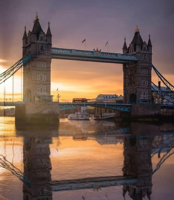 Luxury Penthouse In Canary Wharf - 3 Bedroom / 2 Bathroom Apartment London