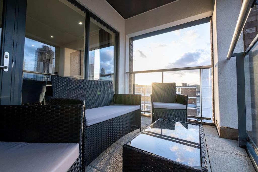 Luxury Penthouse In Canary Wharf - 3 Bedroom / 2 Bathroom *