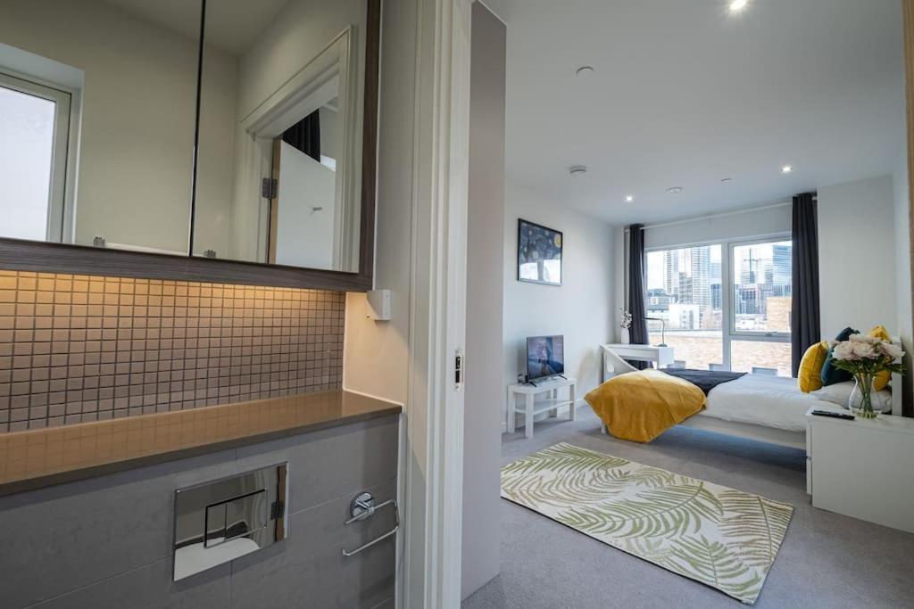 Luxury Penthouse In Canary Wharf - 3 Bedroom / 2 Bathroom Apartment London