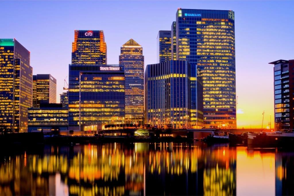 Luxury Penthouse In Canary Wharf - 3 Bedroom / 2 Bathroom Apartment *