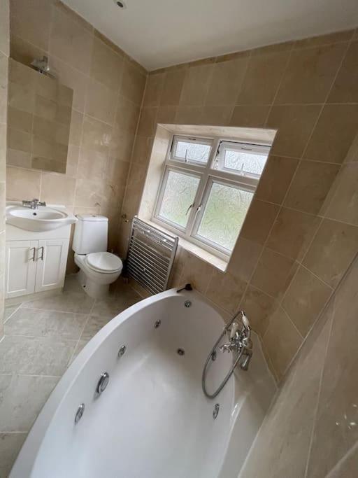 Modern Spacious 4-bed House * London