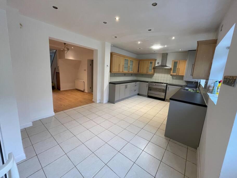 Apartment Modern Spacious 4-bed House London