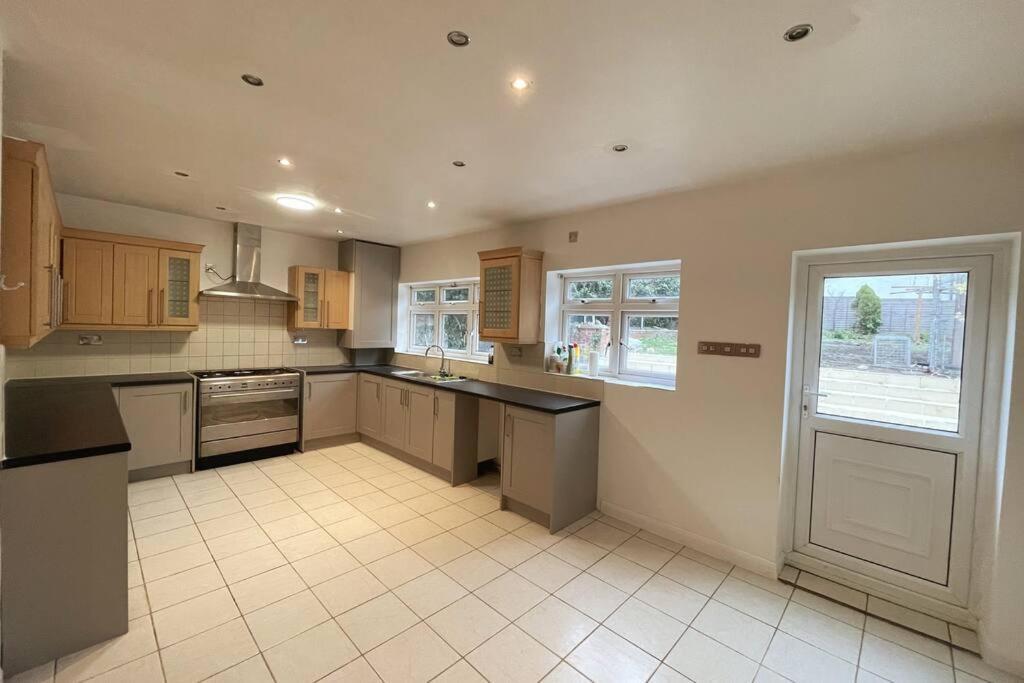 Modern Spacious 4-bed House