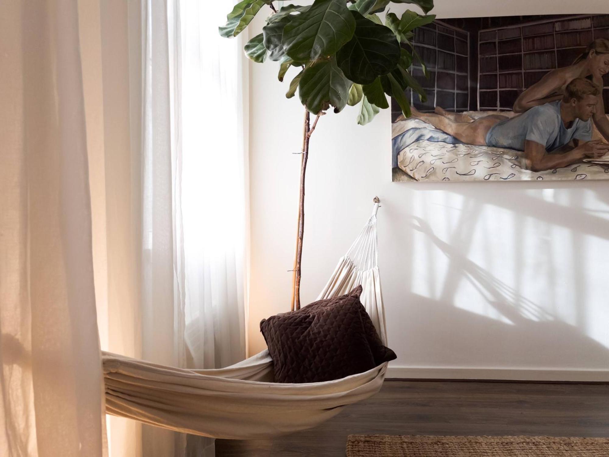Tranquil Oasis W 100inch Cinema & Hammock, By The Design Traveller Londen