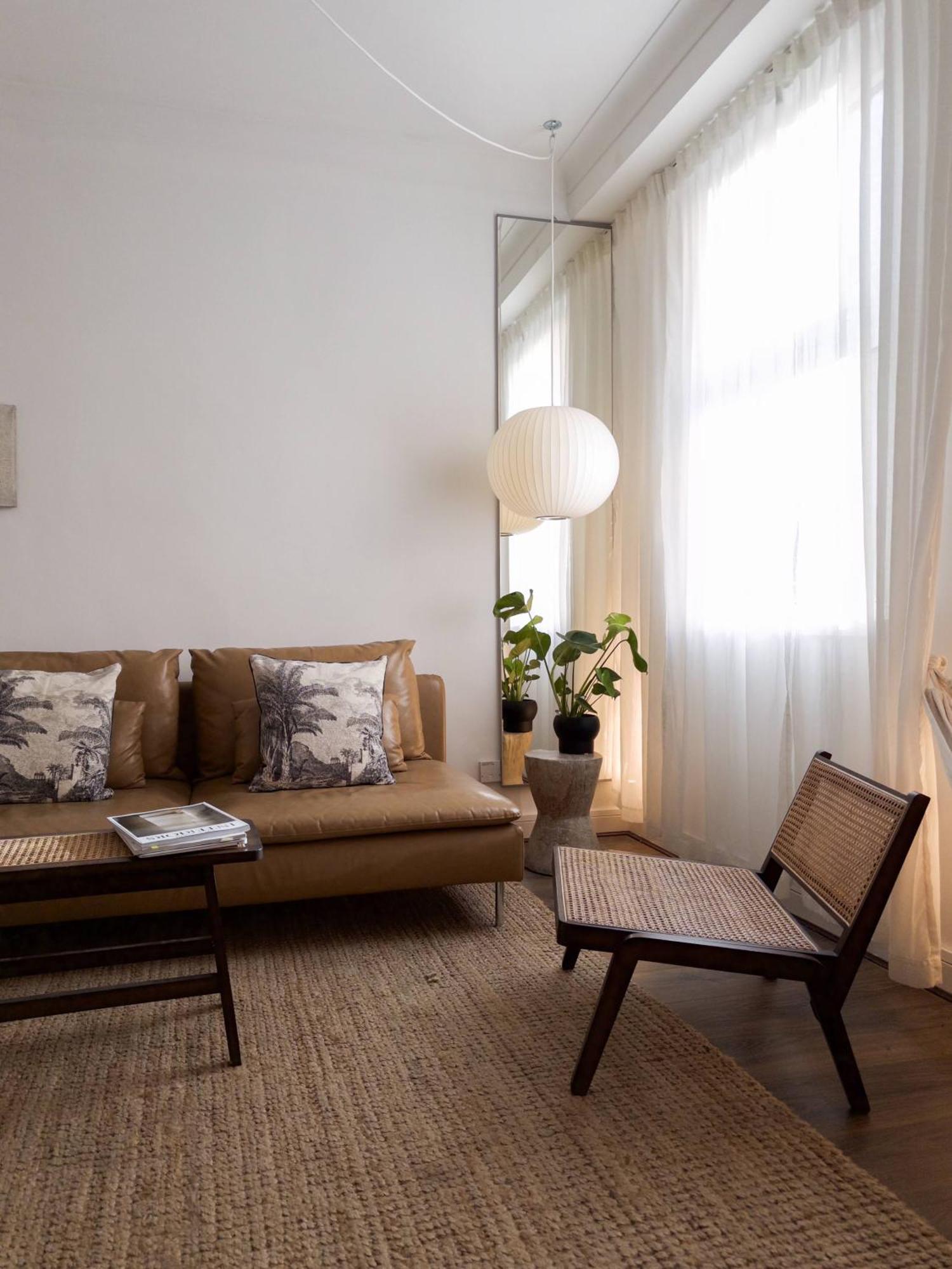 Appartement Tranquil Oasis W 100inch Cinema & Hammock, By The Design Traveller Londen