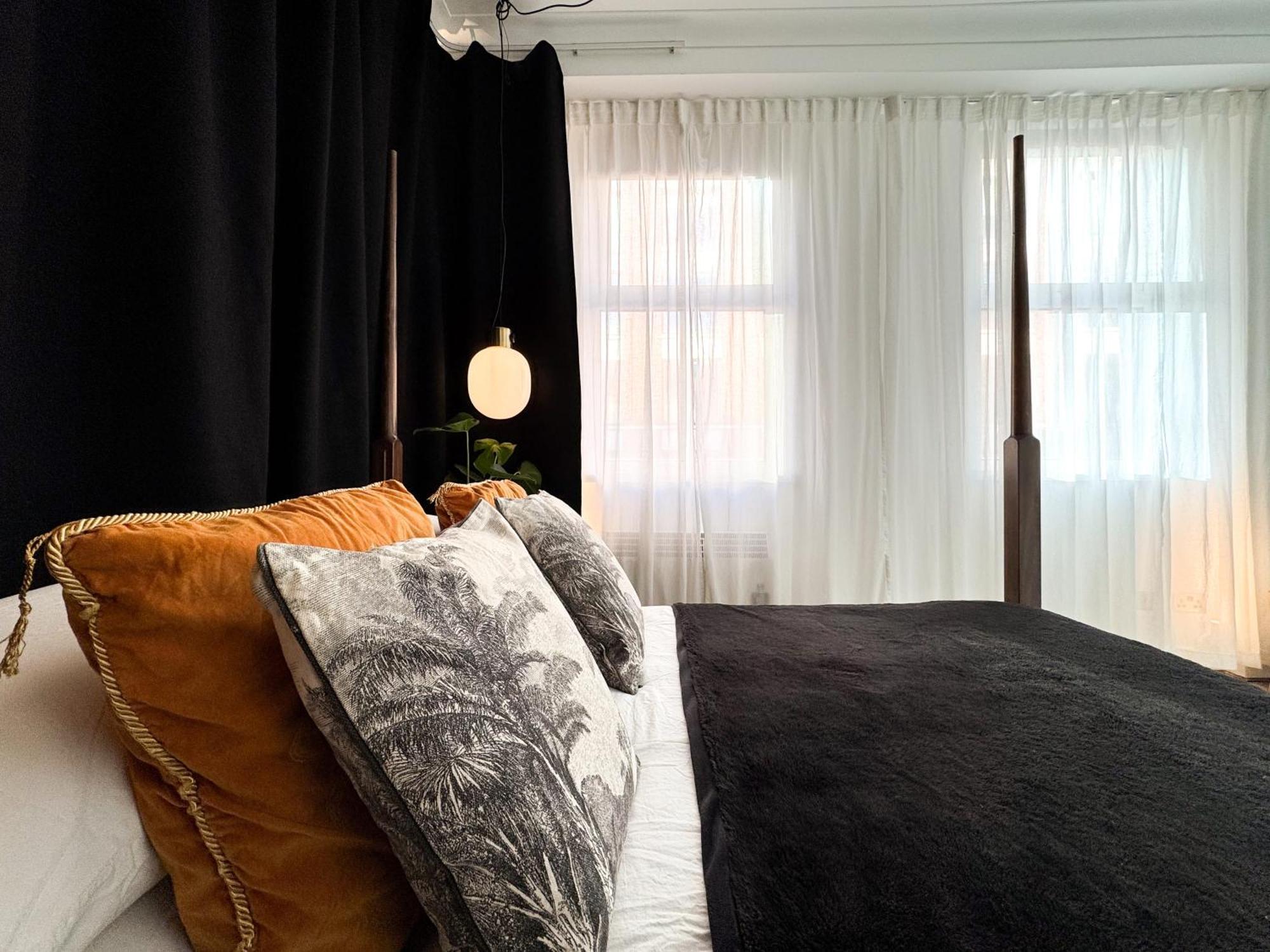 Tranquil Oasis W 100inch Cinema & Hammock, By The Design Traveller Appartement *