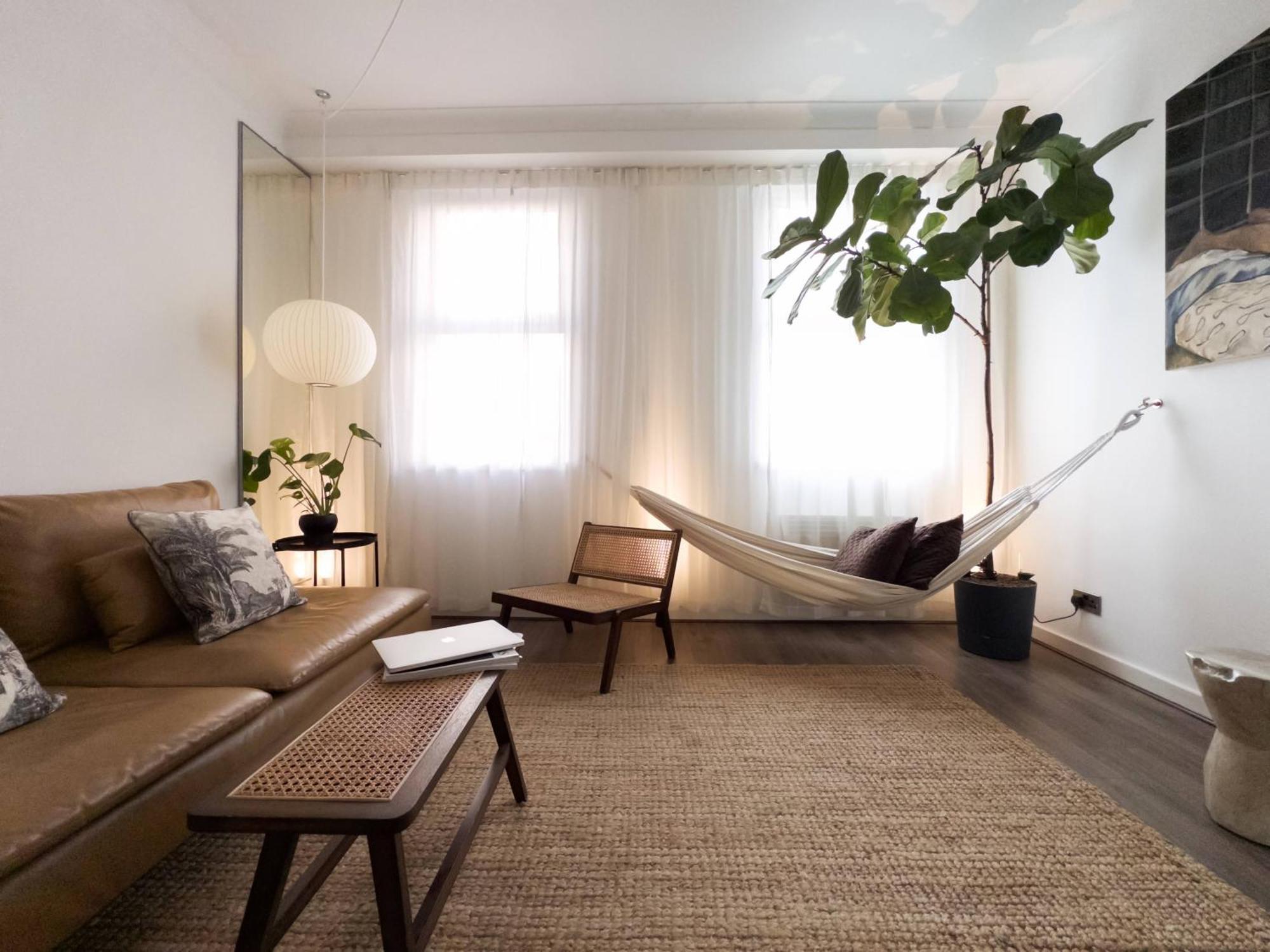 Tranquil Oasis W 100inch Cinema & Hammock, By The Design Traveller * Londen