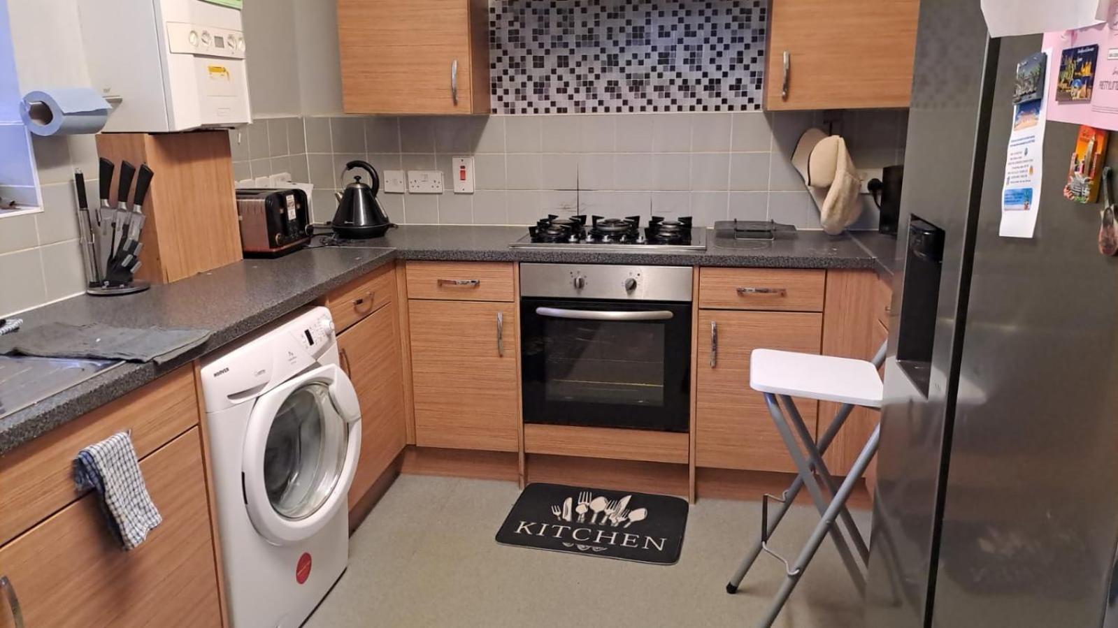 3 Bedroom Brixton Apartment *