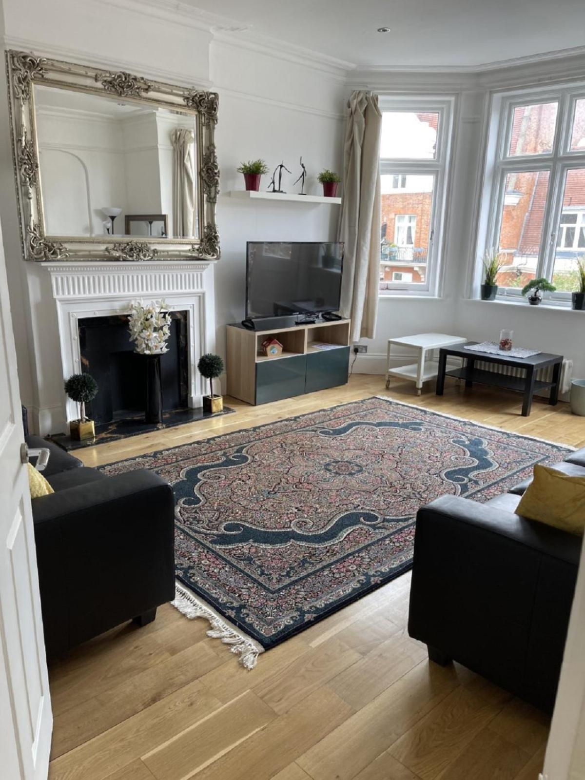 Hyde Park Mansion: Elegant 3-bedroom With Balcony