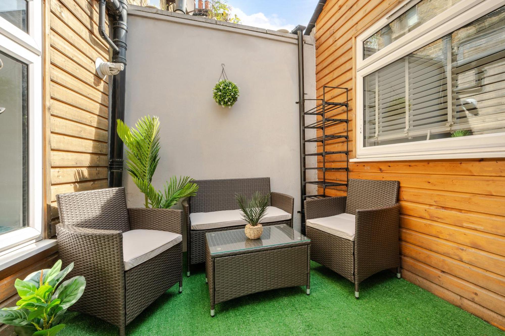 Apartamento Stylish Two Bedroom By With Garden *