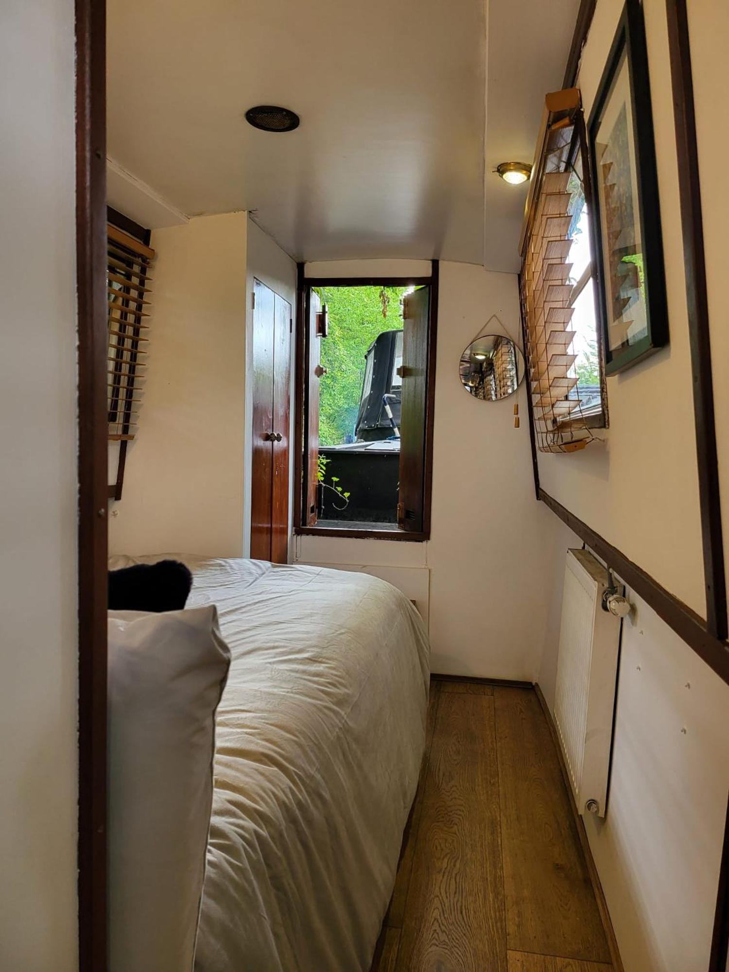 Lovely Canal Boat In Little Venice By Paddington For Family & Friends