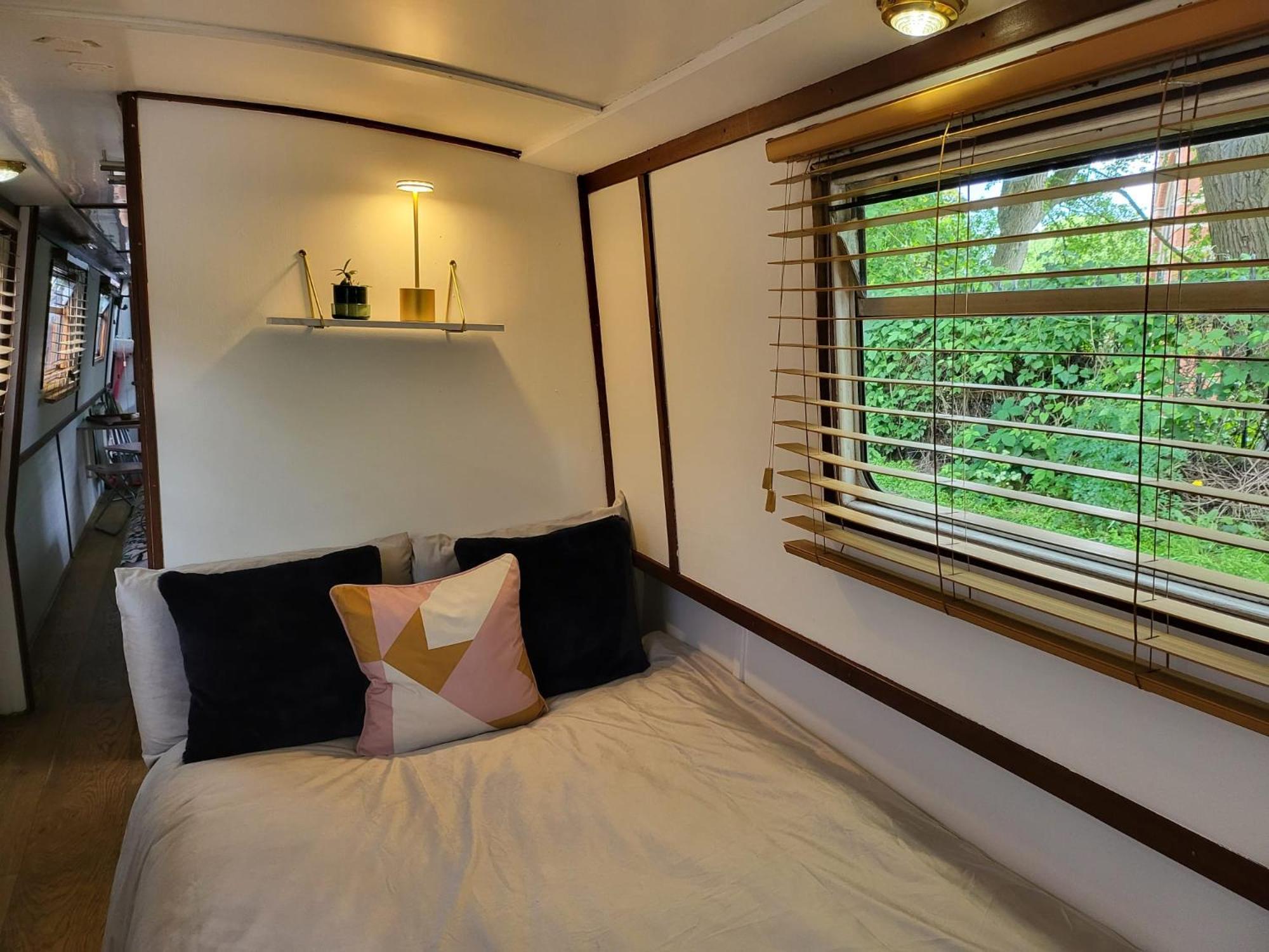 Botel Lovely Canal Boat In Little Venice By Paddington For Family & Friends *