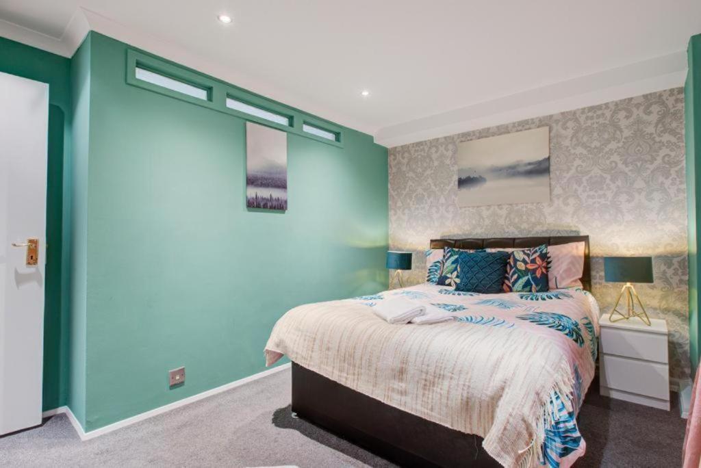 Two Bedroom Near Hyde Park