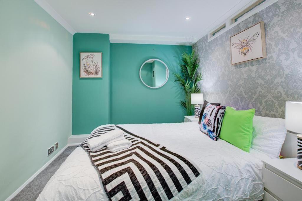 Two Bedroom Near Hyde Park Apartment *