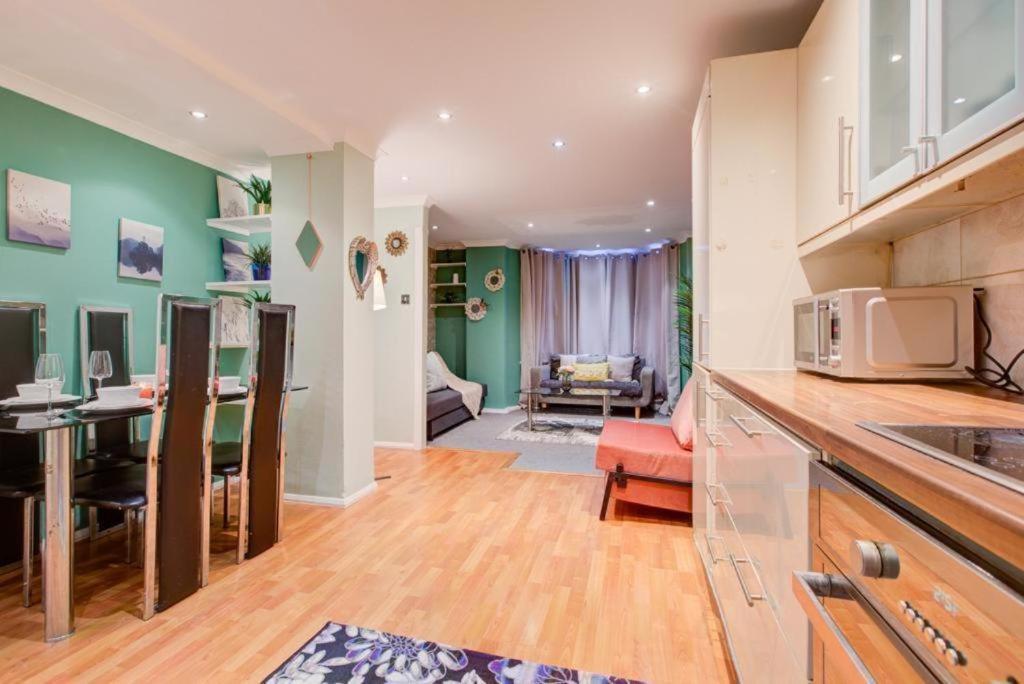 Two Bedroom Near Hyde Park Apartment *