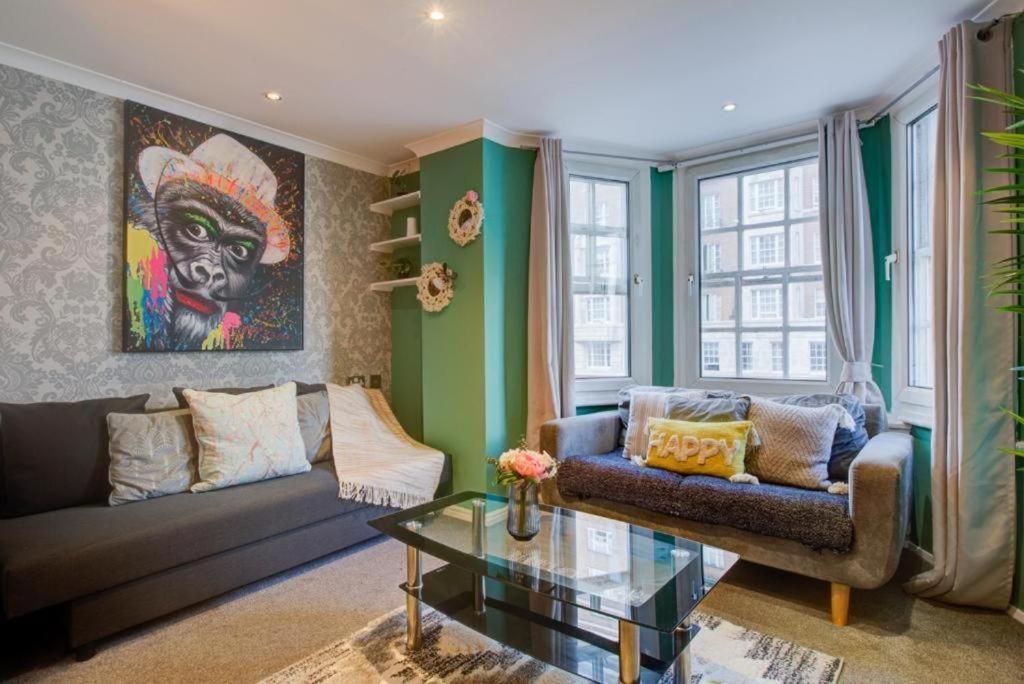Two Bedroom Near Hyde Park Apartment *