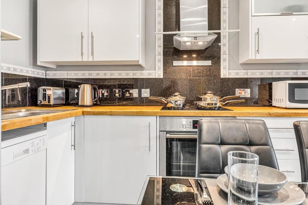 Luxstay Earls Court - Sleeps Up To 7 London