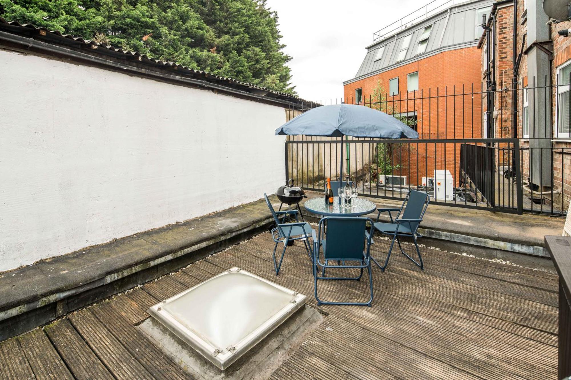 Serviced In Finchley Road Londen