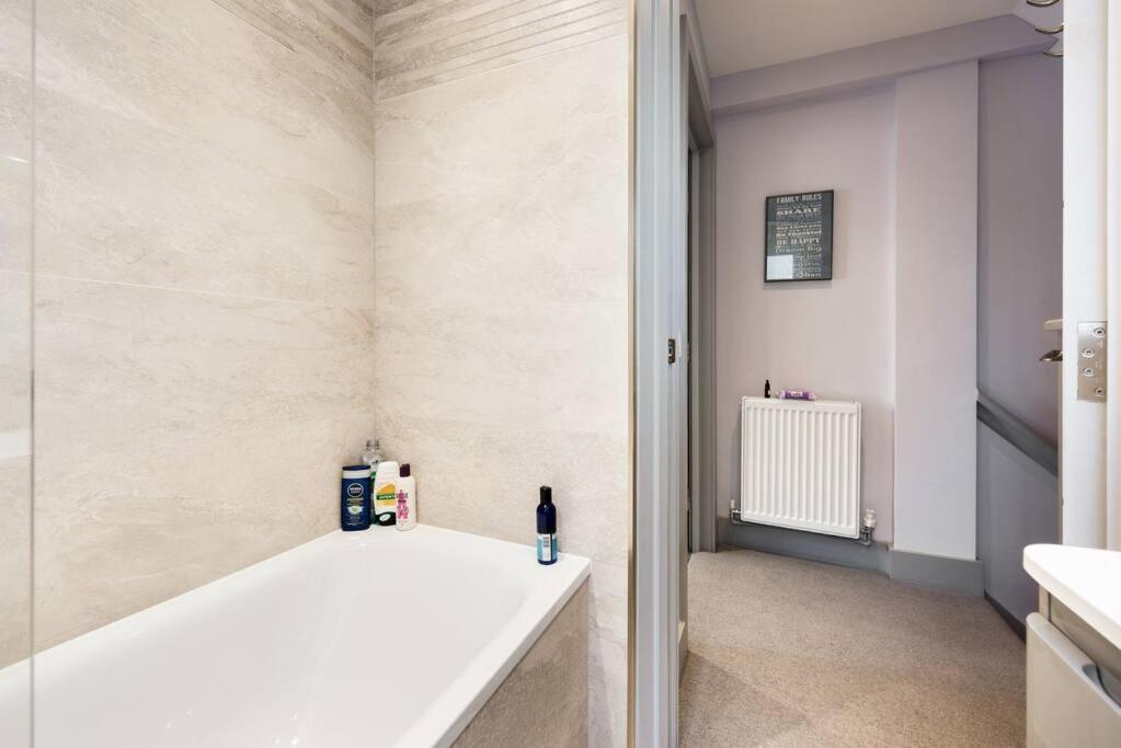 Luxurious & Modern 2 Bedroom Notting Hill Townhouse * London