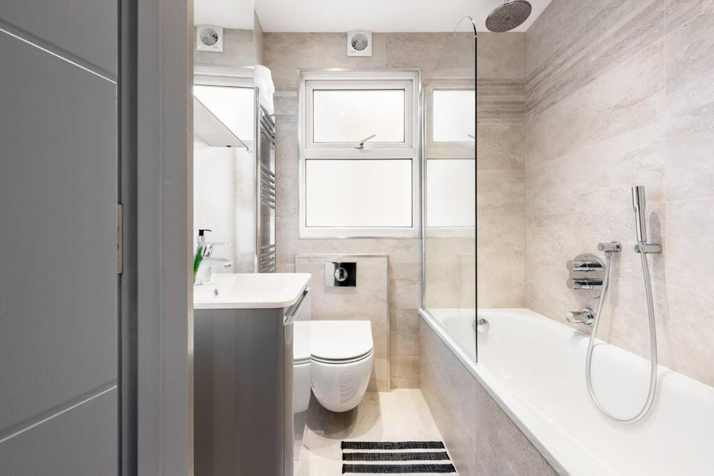 Luxurious & Modern 2 Bedroom Notting Hill Townhouse Apartment London