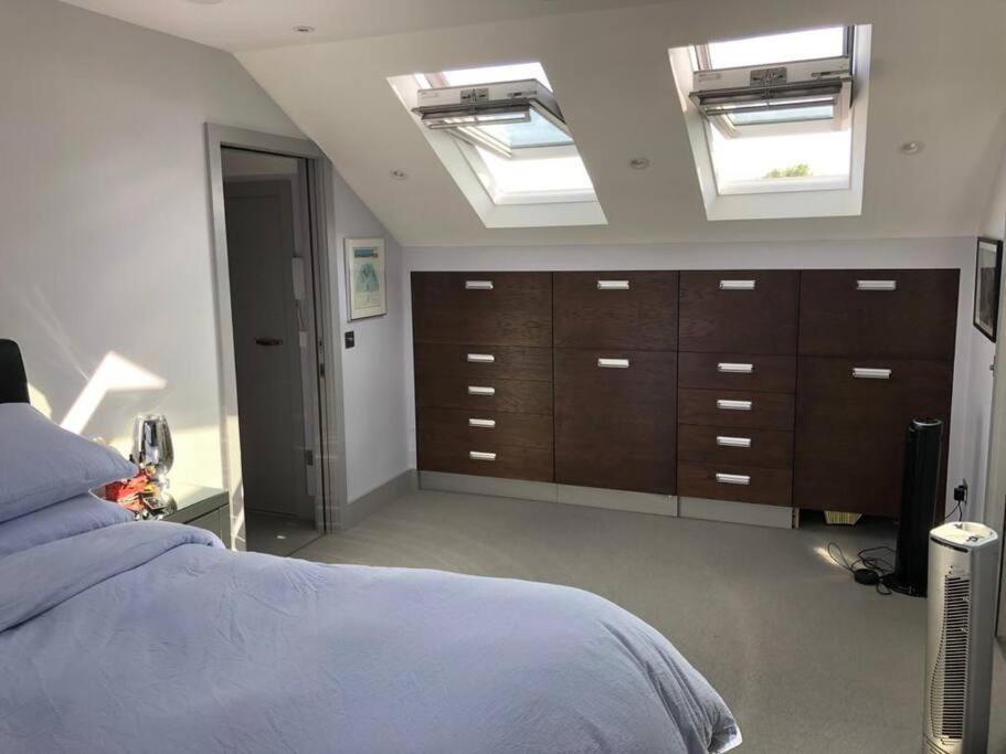 Luxurious & Modern 2 Bedroom Notting Hill Townhouse London