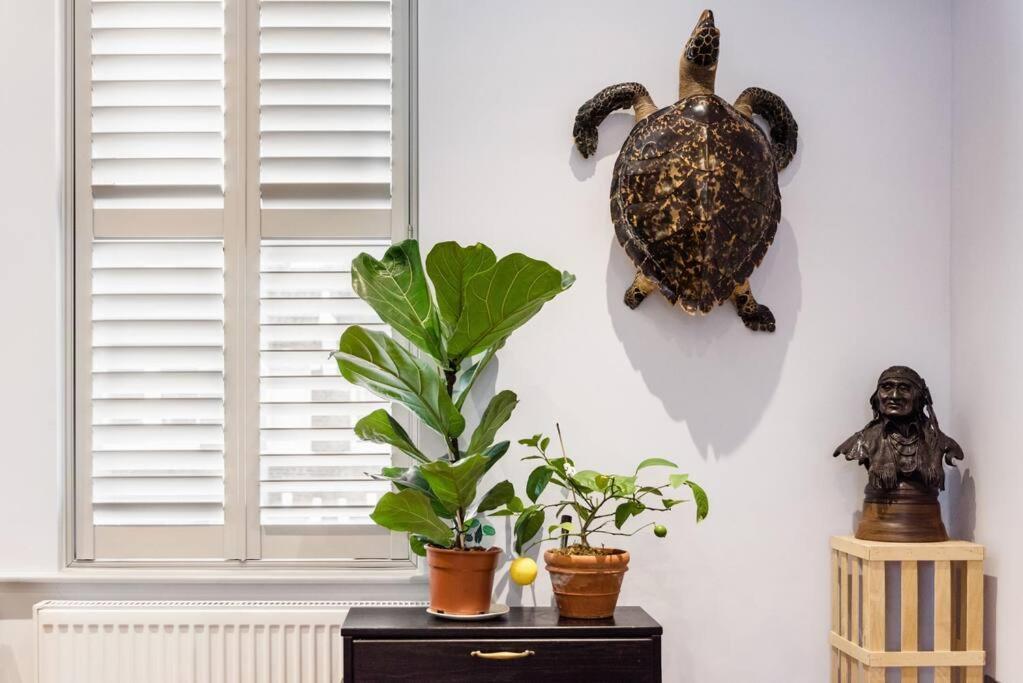 Luxurious & Modern 2 Bedroom Notting Hill Townhouse Apartment