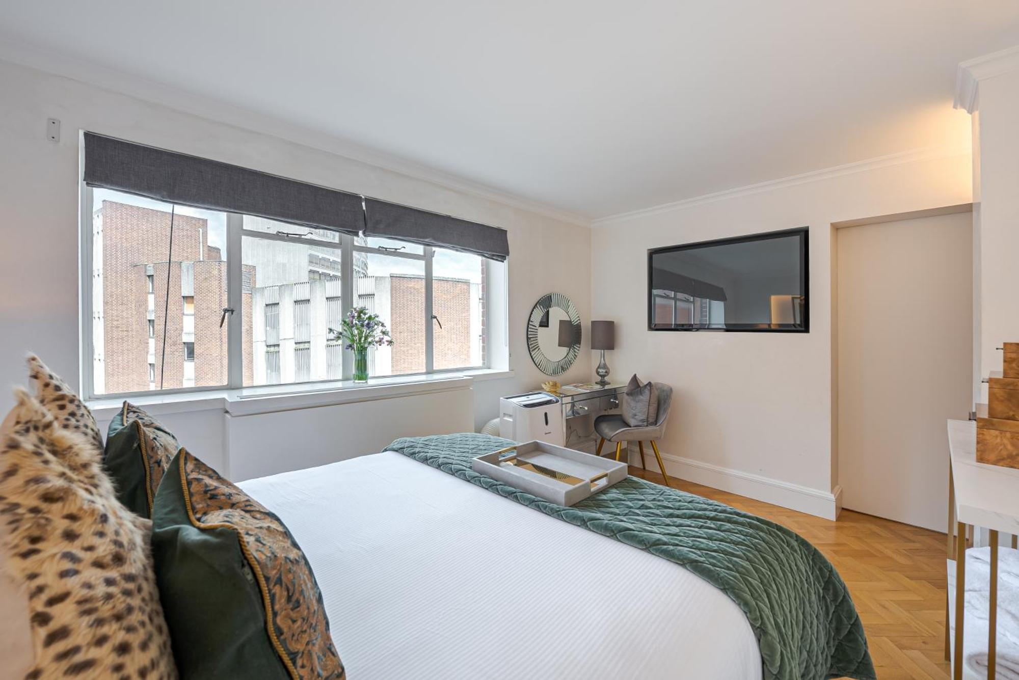Prestige Living - 2bd Flat With Ac And Private Balcony Facing Harrods *