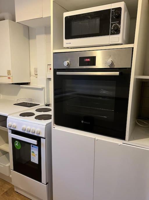 Entire 2 Bed Flat In * Londen