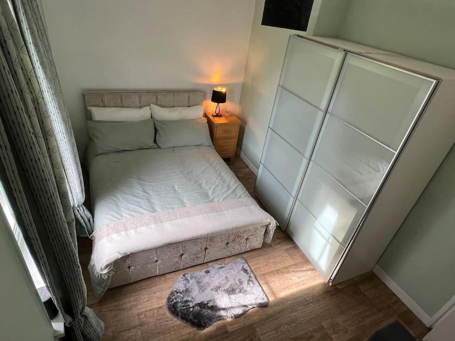 Entire 2 Bed Flat In * Londen